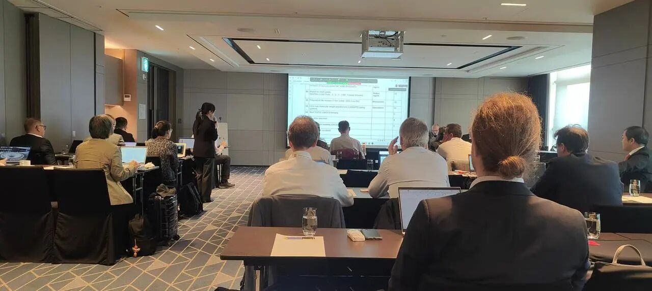 ERA experts in technical discussions with delegates from Germany and USA Des experts de l'ERA en discussions techniques avec des délégués d'Allemagne et des États-Unis