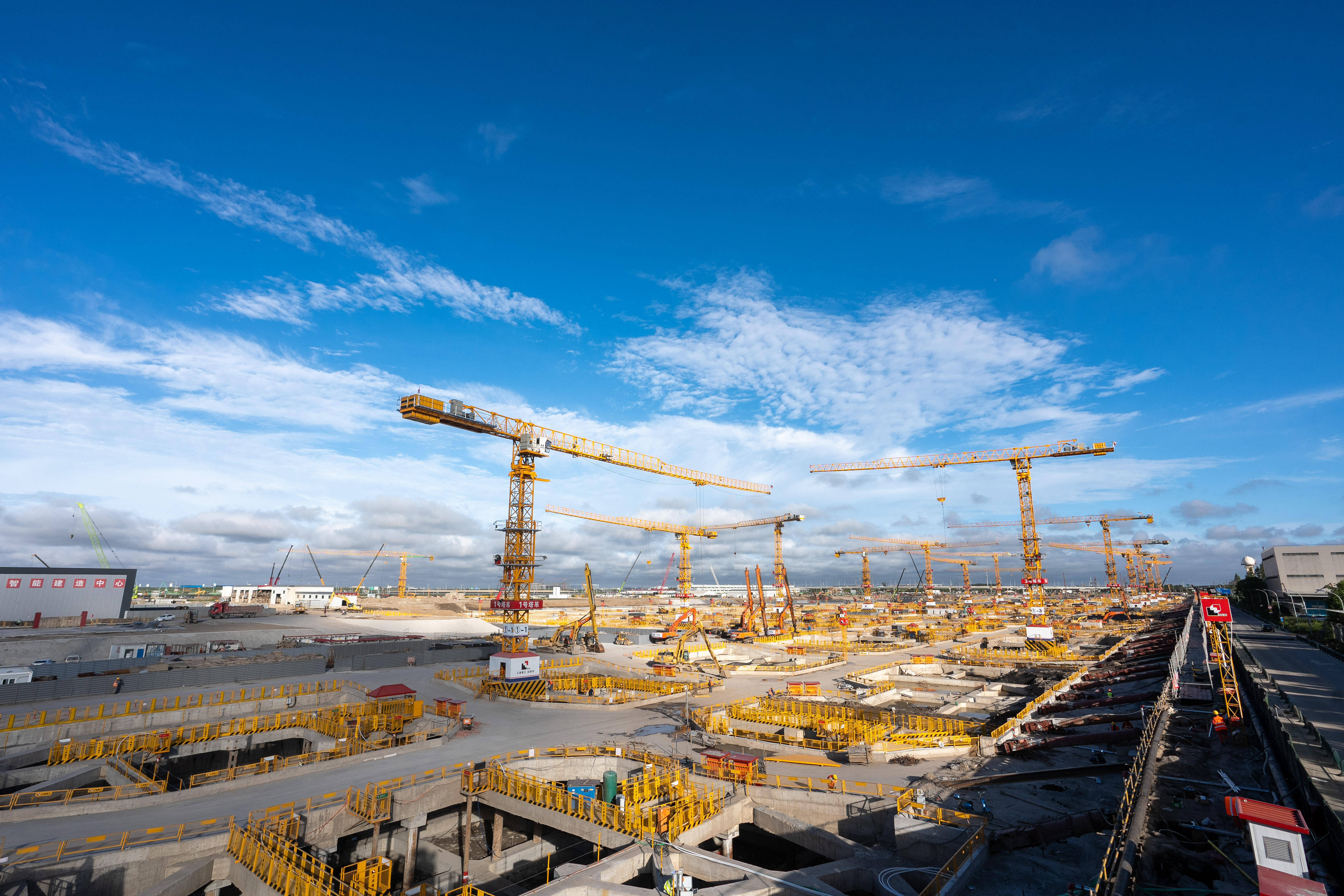 Eastern Hub construction site with tower cranes, Shanghai Chantier de construction Eastern Hub avec grues à tour, Shanghai