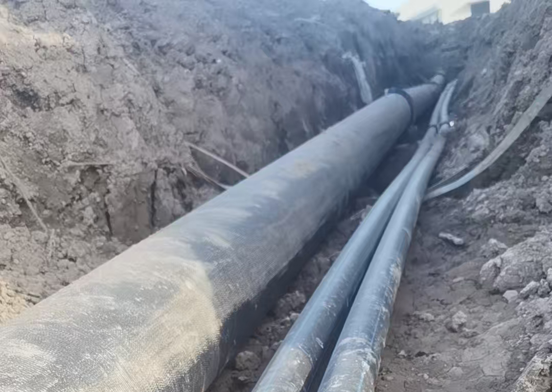 MPP power conduits laid in a trench during trenchless installation Conduits d'alimentation MPP posés dans une tranchée lors d'une installation sans tranchée