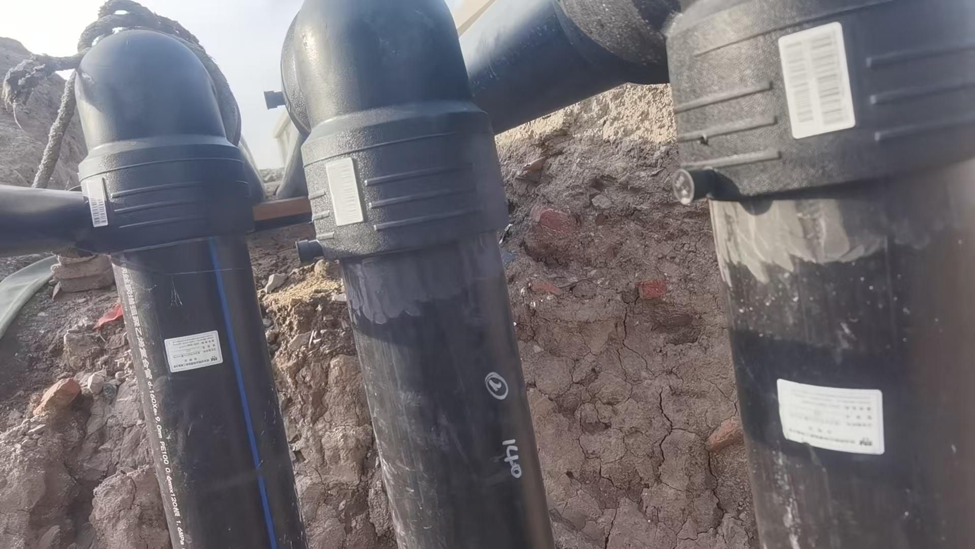 Fusion-welded pipe joints assembled underground Joints de tuyaux soudés par fusion assemblés sous terre