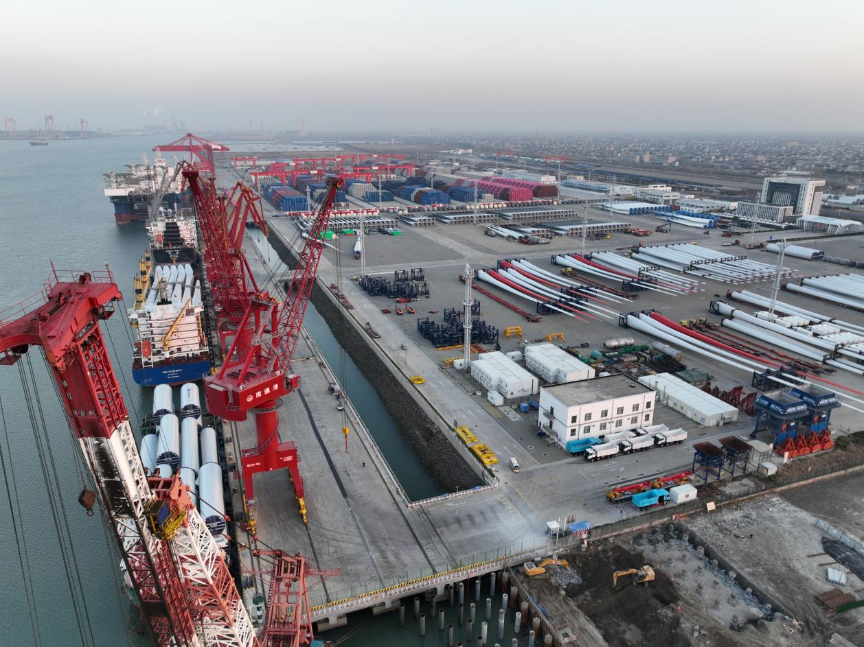 dans les zones portuaires sujettes aux intemp&eacute;ries