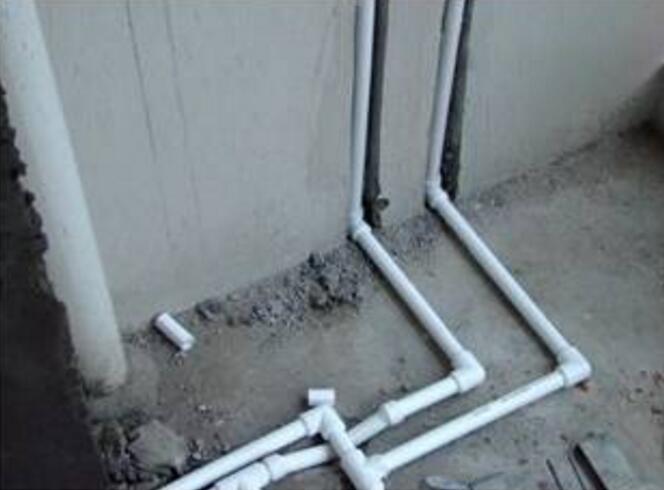 installation de tuyaux en PVC