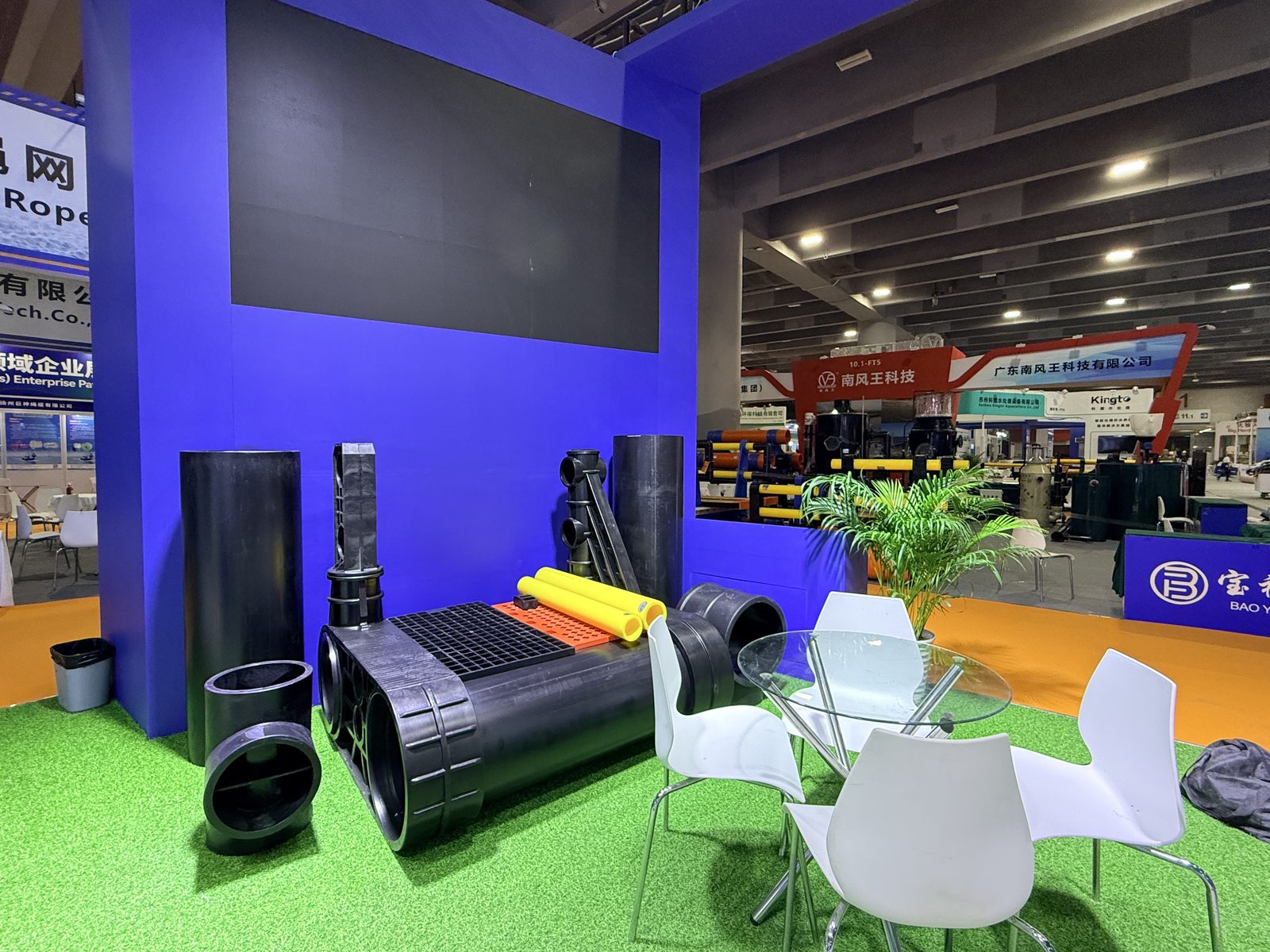 Des &eacute;chantillons de tuyaux, raccords et grilles en PEHD de grand diam&egrave;tre expos&eacute;s sur le stand de l